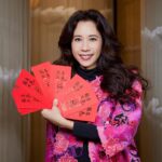 Karen Mok Man-Wai Instagram - 祝大家新年快樂🧨紅包滿滿🧧 Wishing everyone a Happy New Year ! 🎉 👗 @VivienneTam 💇‍♀️ @carrcheng 💄 @lingchan_makeup 📸 @janshenphoto #莫文蔚 #KarenMOK #莫貓寶貝來拜年 #新年快樂 #龍年行大運 #龍年大吉 #LunarNewYear #YearoftheDragon