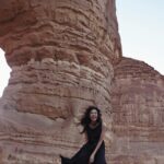 Karen Mok Man-Wai Instagram - Desert dreams 💭💫  《MOEVIR》2024年04月號 | 2024 April Issue  📸: @ffflyy2 💄: @omix  💇‍♀️: @derrick_ng    #莫文蔚 #KarenMOK #Moevir