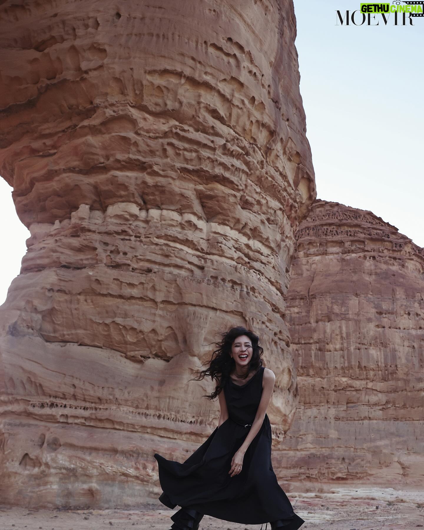 Karen Mok Man-Wai Instagram - Desert dreams 💭💫
《MOEVIR》2024年04月號 | 2024 April Issue
📸: @ffflyy2
💄: @omix
💇♀️: @derrick_ng
#莫文蔚 #KarenMOK #Moevir