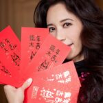 Karen Mok Man-Wai Instagram - 祝大家新年快樂🧨紅包滿滿🧧 Wishing everyone a Happy New Year ! 🎉 👗 @VivienneTam 💇‍♀️ @carrcheng 💄 @lingchan_makeup 📸 @janshenphoto #莫文蔚 #KarenMOK #莫貓寶貝來拜年 #新年快樂 #龍年行大運 #龍年大吉 #LunarNewYear #YearoftheDragon