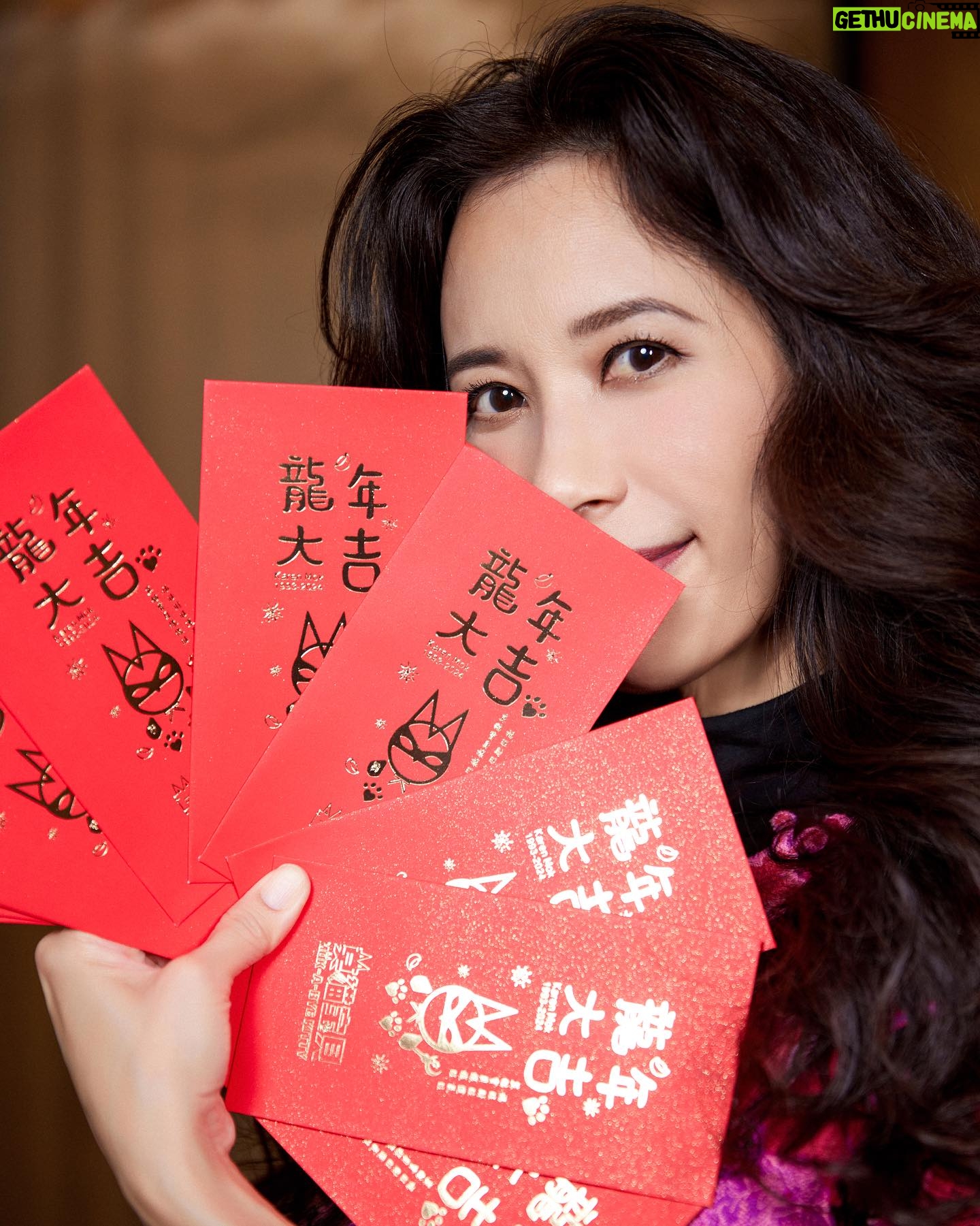 Karen Mok Man-Wai Instagram - 祝大家新年快樂🧨紅包滿滿🧧 Wishing everyone a Happy New Year ! 🎉 👗 @VivienneTam 💇♀️ @carrcheng 💄 @lingchan_makeup 📸 @janshenphoto #莫文蔚 #KarenMOK #莫貓寶貝來拜年 #新年快樂 #龍年行大運 #龍年大吉 #LunarNewYear #YearoftheDragon