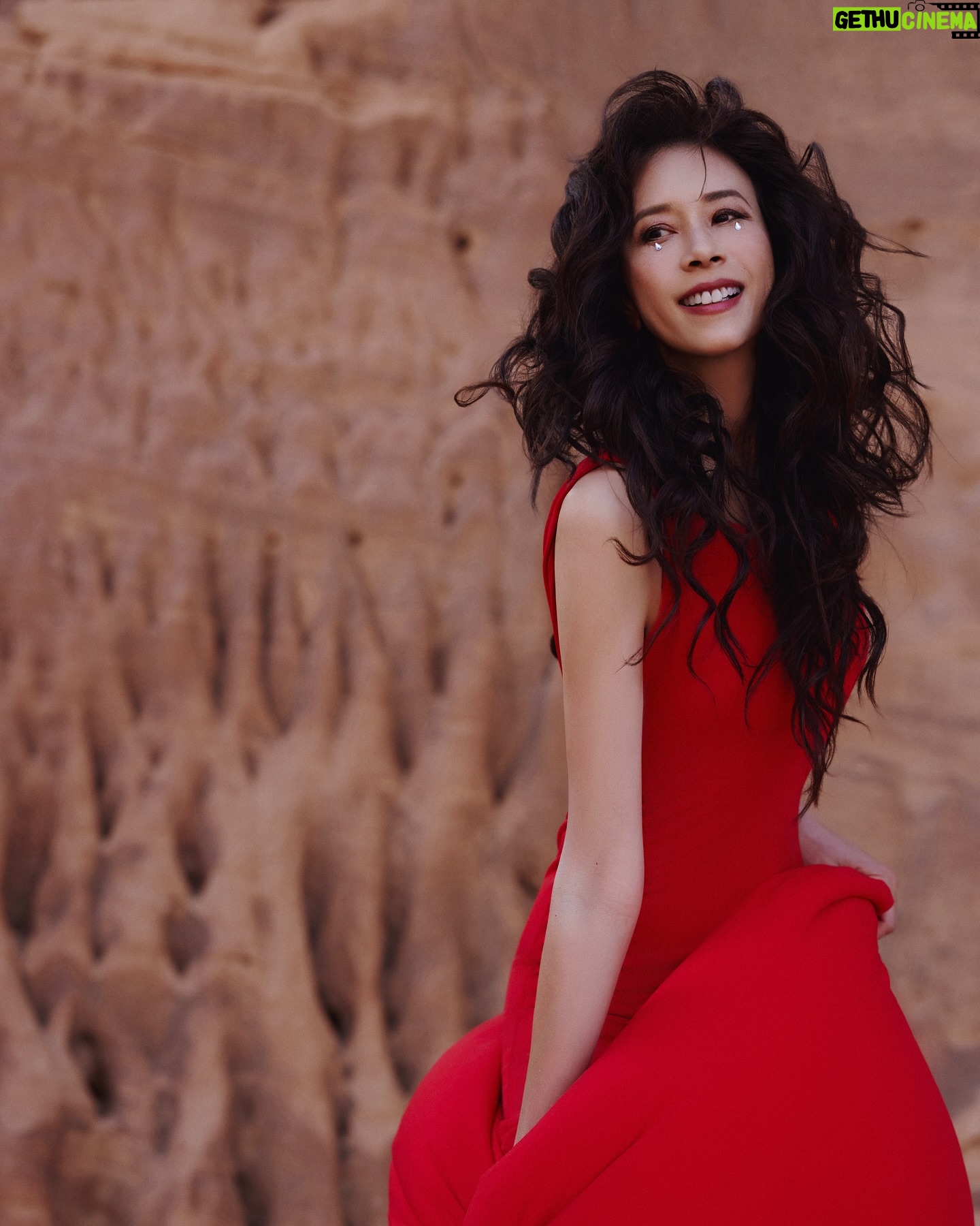 Karen Mok Man-Wai Instagram - 生日巨獻 《一身焰火去羅馬》 May all “HER” dreams come true! ✨ 🎬 MV & 🎵Music - 🔗 Link in bio #birthday #birthdaygift #一身焰火去羅馬 #HER #newmusic #somethingbig #thebigbigshow #themasters #莫文蔚 #KarenMOK