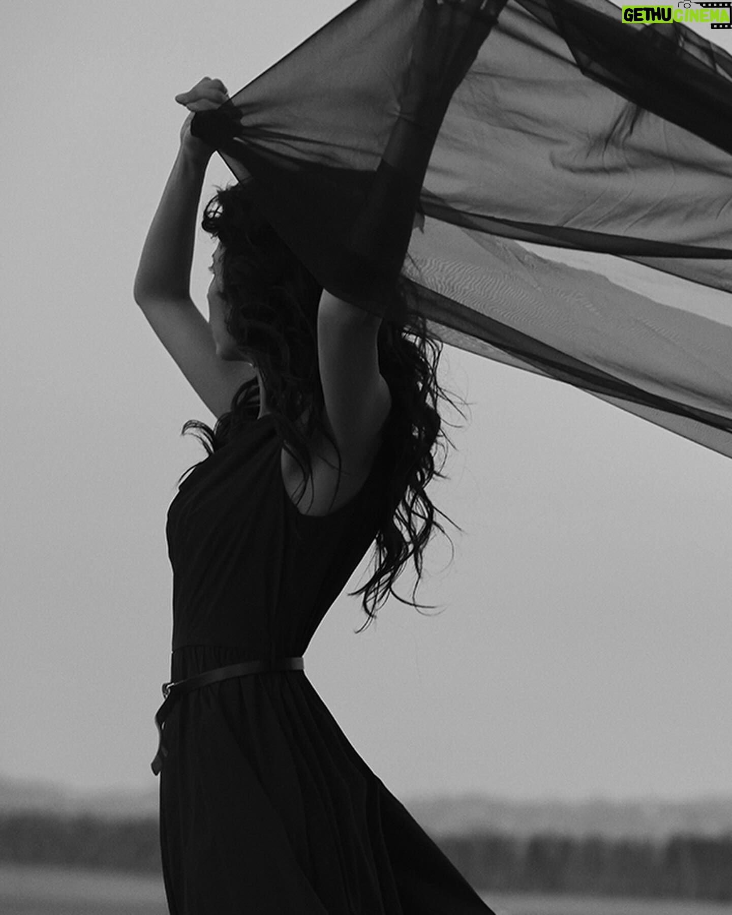 Karen Mok Man-Wai Instagram - Desert dreams 💭💫
《MOEVIR》2024年04月號 | 2024 April Issue
📸: @ffflyy2
💄: @omix
💇♀️: @derrick_ng
#莫文蔚 #KarenMOK #Moevir