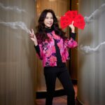 Karen Mok Man-Wai Instagram - 祝大家新年快樂🧨紅包滿滿🧧 Wishing everyone a Happy New Year ! 🎉 👗 @VivienneTam 💇‍♀️ @carrcheng 💄 @lingchan_makeup 📸 @janshenphoto #莫文蔚 #KarenMOK #莫貓寶貝來拜年 #新年快樂 #龍年行大運 #龍年大吉 #LunarNewYear #YearoftheDragon
