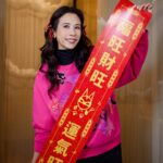 Karen Mok Man-Wai Instagram - 龍年大吉 Springtime calls for all things pink and rosy🌷 👗 @VivienneTam #莫文蔚 #KarenMOK #莫貓寶貝來拜年 #初一走春 #新年快樂 #龍年行大運 #龍年大吉 #LunarNewYear #YearoftheDragon