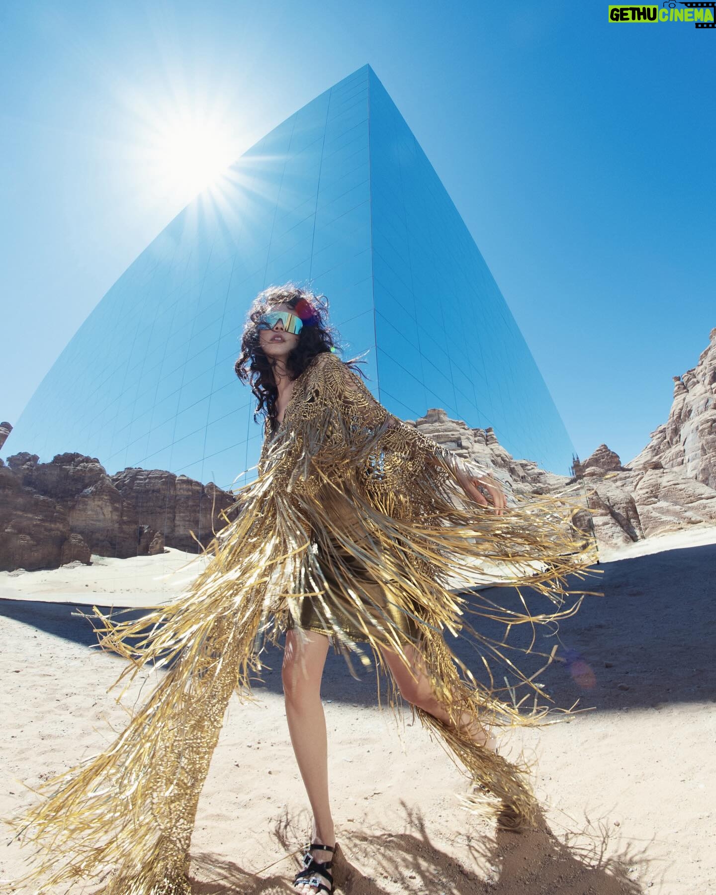 Karen Mok Man-Wai Instagram - Turning up the heat in style 🔥🕶️
《MOEVIR》2024年04月號 | 2024 April Issue
📸: @ffflyy2
💄: @omix
💇♀️: @derrick_ng
#莫文蔚 #KarenMOK #Moevir