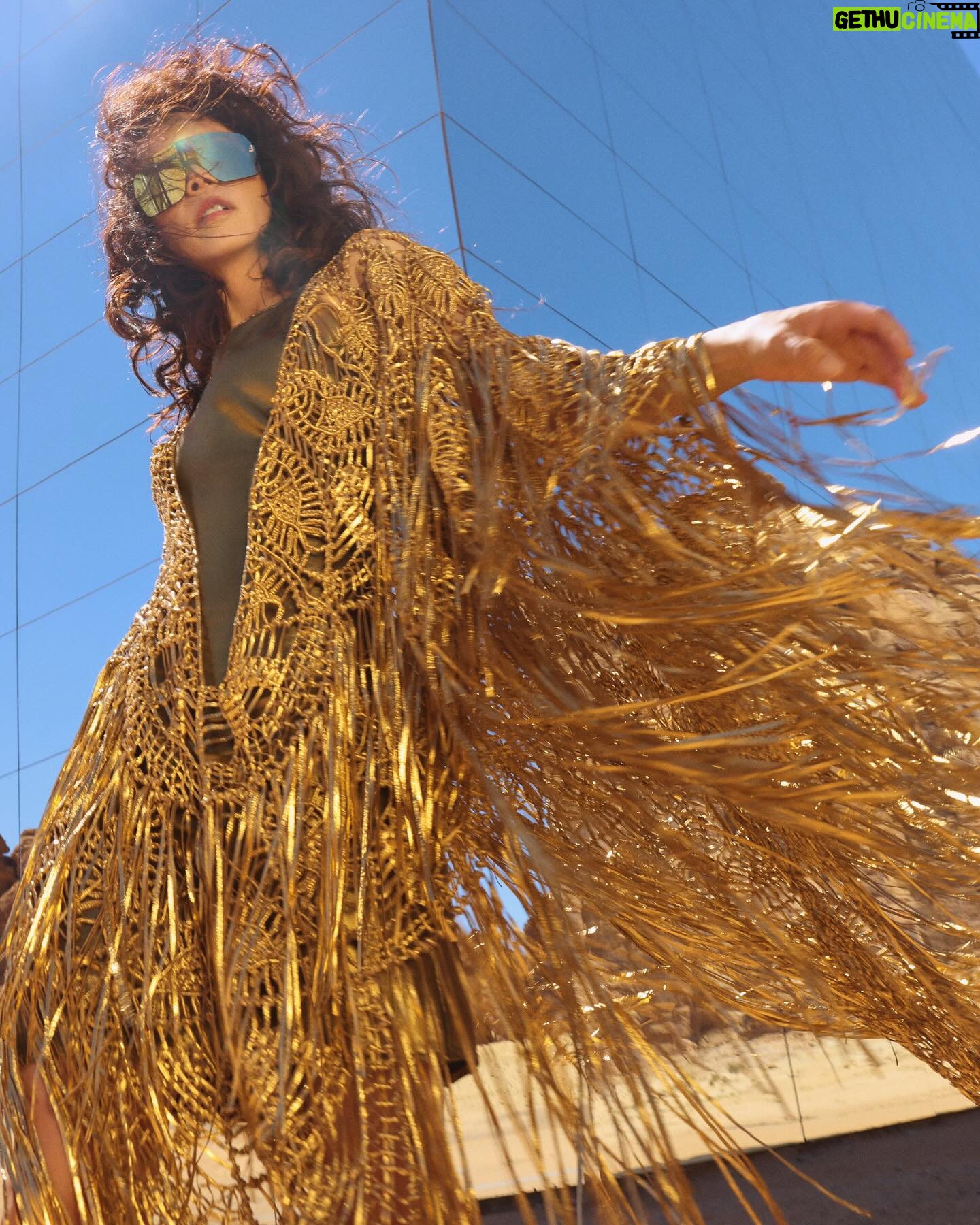 Karen Mok Man-Wai Instagram - Turning up the heat in style 🔥🕶️
《MOEVIR》2024年04月號 | 2024 April Issue
📸: @ffflyy2
💄: @omix
💇♀️: @derrick_ng
#莫文蔚 #KarenMOK #Moevir