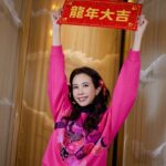 Karen Mok Man-Wai Instagram - 恭喜發財 Springtime calls for all things pink and rosy🌷 👗 @VivienneTam #莫文蔚 #KarenMOK #莫貓寶貝來拜年 #初一走春 #新年快樂 #龍年行大運 #龍年大吉 #LunarNewYear #YearoftheDragon