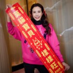 Karen Mok Man-Wai Instagram - 祝大家龍年行運一條龍 Springtime calls for all things pink and rosy🌷 👗 @VivienneTam #莫文蔚 #KarenMOK #莫貓寶貝來拜年 #初一走春 #新年快樂 #龍年行大運 #龍年大吉 #LunarNewYear #YearoftheDragon