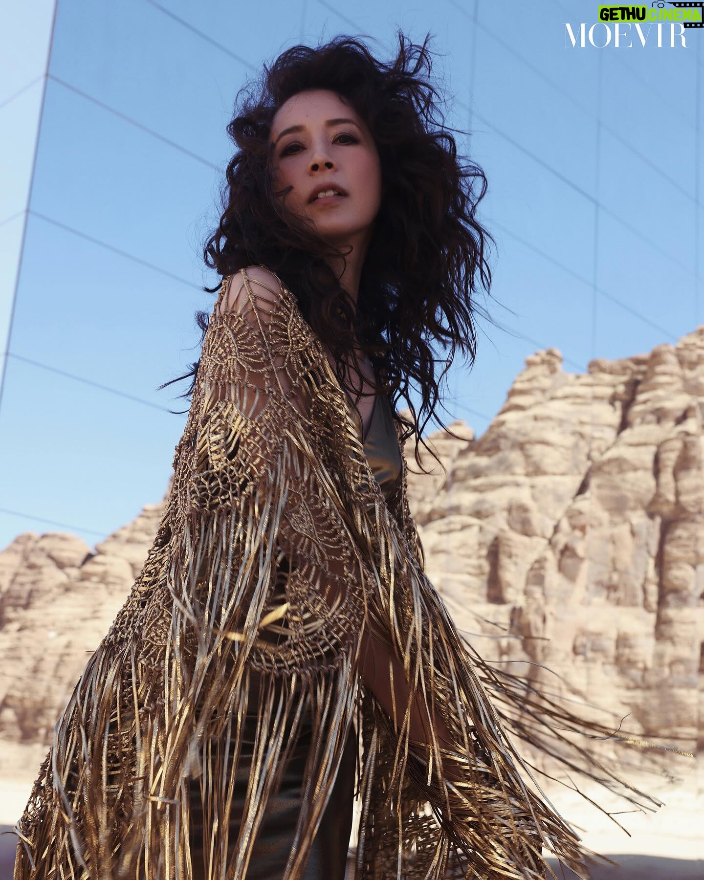 Karen Mok Man-Wai Instagram - Turning up the heat in style 🔥🕶️
《MOEVIR》2024年04月號 | 2024 April Issue
📸: @ffflyy2
💄: @omix
💇♀️: @derrick_ng
#莫文蔚 #KarenMOK #Moevir