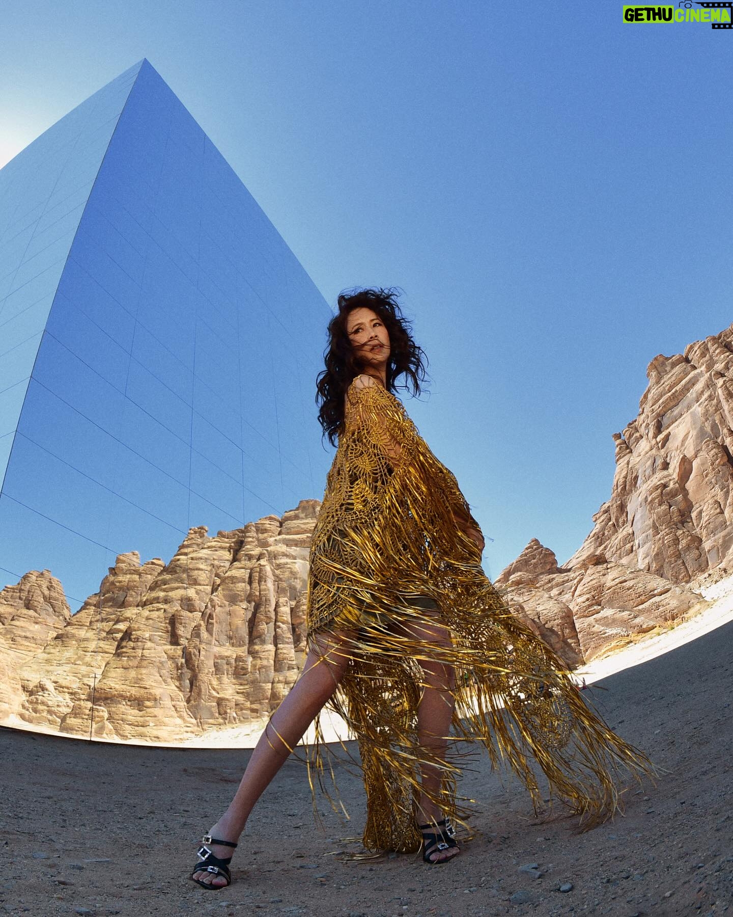 Karen Mok Man-Wai Instagram - Turning up the heat in style 🔥🕶️
《MOEVIR》2024年04月號 | 2024 April Issue
📸: @ffflyy2
💄: @omix
💇♀️: @derrick_ng
#莫文蔚 #KarenMOK #Moevir