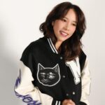Karen Mok Man-Wai Instagram - 🛍️新品上市 新年必須穿新衣！ 一起穿超保暖的莫貓棒球外套過新年🧨 購買連結在主頁🔗 New Arrival! Get your Mok-A-Bye Kitty Comics baseball jacket⚾️ Purchase link in bio #莫文蔚 #KarenMOK #moknificence #MOK30 #MokAByeKitty #MABK #莫貓寶貝 #莫后光年