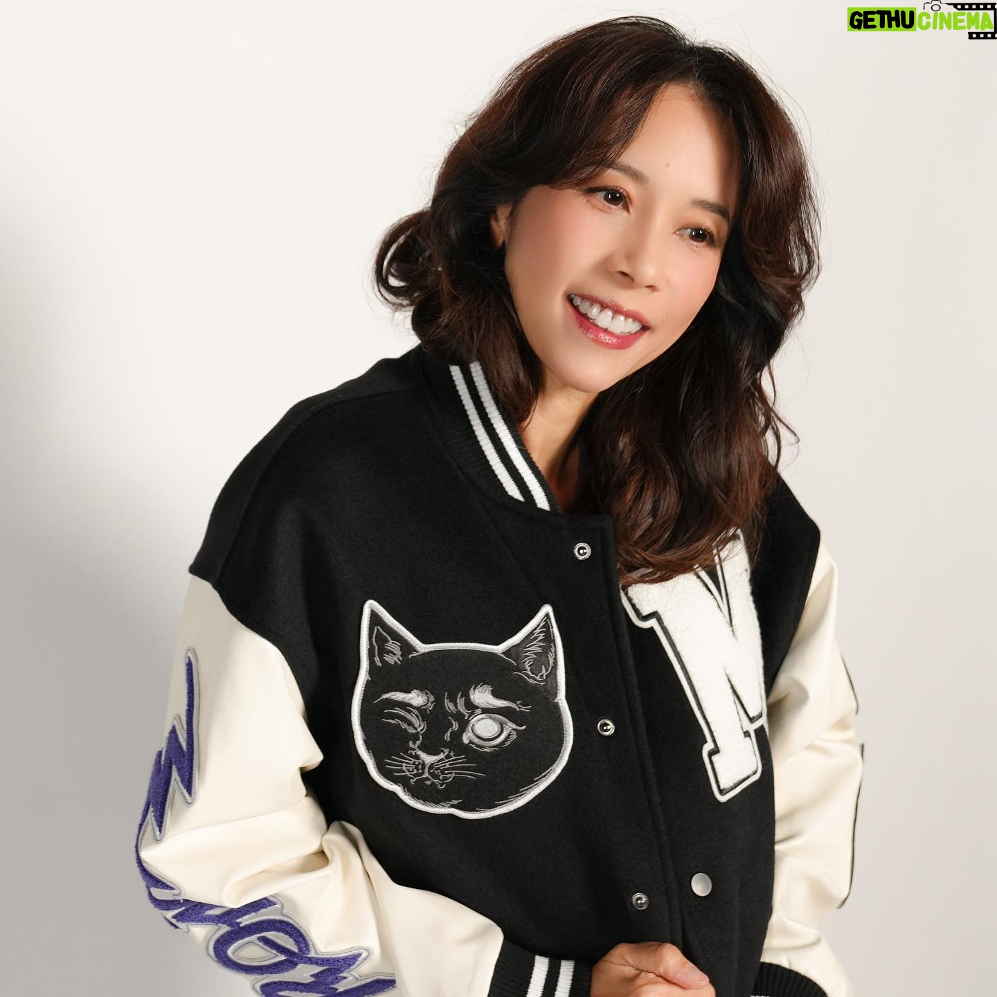 Karen Mok Man-Wai Instagram - 🛍️新品上市 新年必須穿新衣! 一起穿超保暖的莫貓棒球外套過新年🧨 購買連結在主頁🔗 New Arrival! Get your Mok-A-Bye Kitty Comics baseball jacket⚾️ Purchase link in bio #莫文蔚 #KarenMOK #moknificence #MOK30 #MokAByeKitty #MABK #莫貓寶貝 #莫后光年