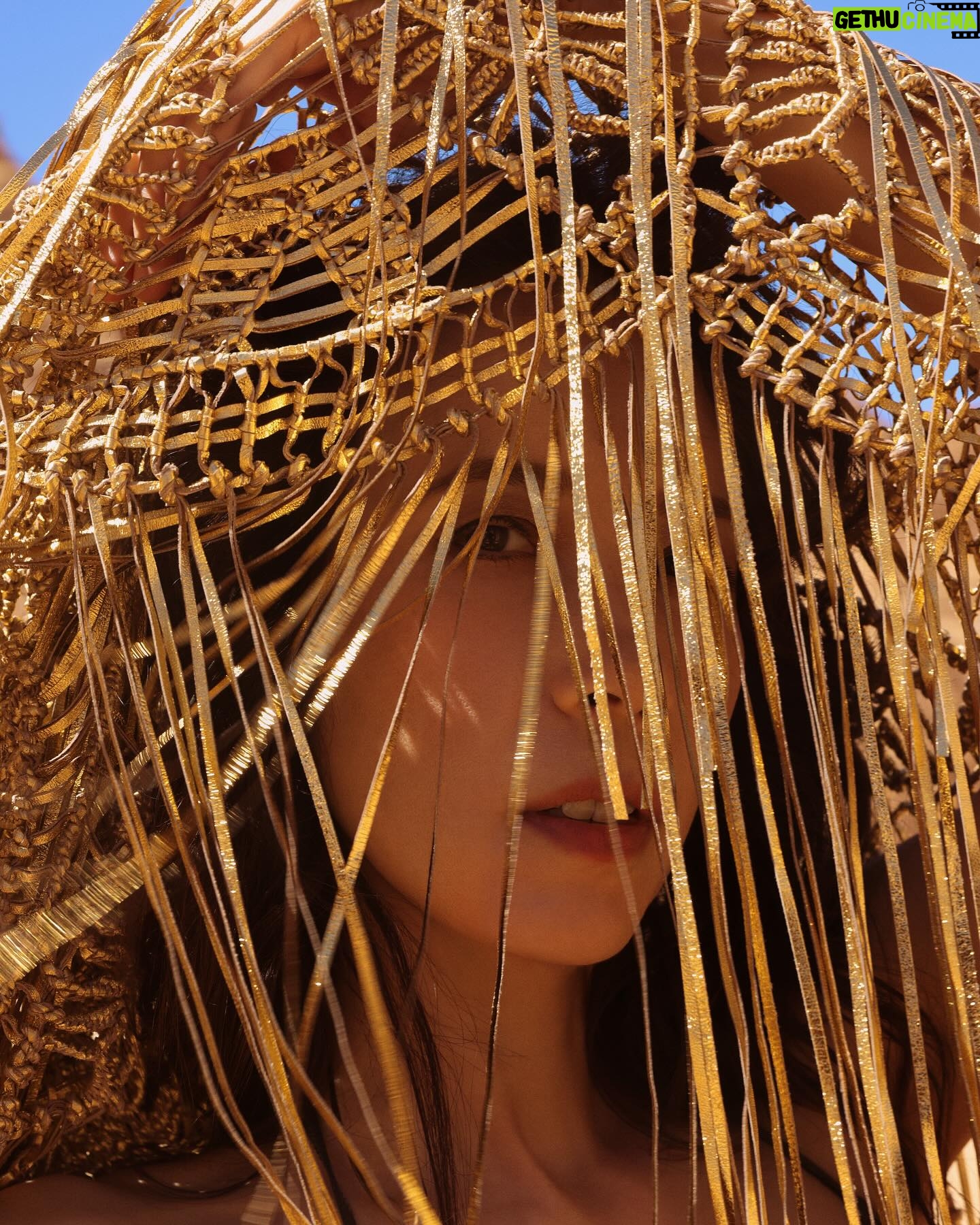 Karen Mok Man-Wai Instagram - Turning up the heat in style 🔥🕶️
《MOEVIR》2024年04月號 | 2024 April Issue
📸: @ffflyy2
💄: @omix
💇♀️: @derrick_ng
#莫文蔚 #KarenMOK #Moevir