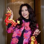 Karen Mok Man-Wai Instagram - 除夕圍爐之夜🍲 來給大家拜年啦！ 祝大家龍年大吉🐲 好事龍來✌️ ✨Enter the Dragon! 🎉 👗 @VivienneTam #莫文蔚 #KarenMOK #除夕圍爐 #年夜飯 #新年快樂 #龍年行大運 #龍年大吉 #LunarNewYear #YearoftheDragon