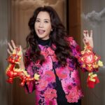Karen Mok Man-Wai Instagram - 除夕圍爐之夜🍲 來給大家拜年啦！ 祝大家龍年大吉🐲 好事龍來✌️ ✨Enter the Dragon! 🎉 👗 @VivienneTam #莫文蔚 #KarenMOK #除夕圍爐 #年夜飯 #新年快樂 #龍年行大運 #龍年大吉 #LunarNewYear #YearoftheDragon