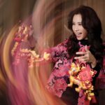 Karen Mok Man-Wai Instagram - 除夕圍爐之夜🍲 來給大家拜年啦！ 祝大家龍年大吉🐲 好事龍來✌️ ✨Enter the Dragon! 🎉 👗 @VivienneTam #莫文蔚 #KarenMOK #除夕圍爐 #年夜飯 #新年快樂 #龍年行大運 #龍年大吉 #LunarNewYear #YearoftheDragon