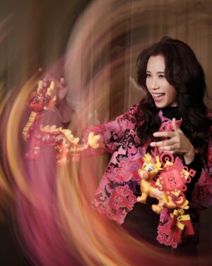 Karen Mok Man-Wai Instagram - 除夕圍爐之夜🍲
來給大家拜年啦！
祝大家龍年大吉🐲 好事龍來✌️

✨Enter the Dragon! 🎉

👗 @VivienneTam

#莫文蔚 #KarenMOK #除夕圍爐  #年夜飯 #新年快樂 #龍年行大運 #龍年大吉  #LunarNewYear #YearoftheDragon