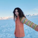 Karen Mok Man-Wai Instagram – 零下三十度在冰湖上跳舞❄️💃

Frozen🧚🏻

🎿 @jackwolfskin
💇‍♀️ @carrcheng
💄 @lingchan_makeup
📸 @janshenphoto

#莫文蔚 #KarenMOK #莫貓Vlog #MokAByeKittyVlog