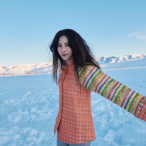 Karen Mok Man-Wai Instagram - 零下三十度在冰湖上跳舞❄️💃

Frozen🧚🏻

🎿 @jackwolfskin
💇‍♀️ @carrcheng
💄 @lingchan_makeup
📸 @janshenphoto

#莫文蔚 #KarenMOK #莫貓Vlog #MokAByeKittyVlog
