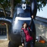 Karen Mok Man-Wai Instagram - 和大家介紹我的兩個新寵兒🐻— 莫家寶貝兒Bao Bear & 自然Nature Love 每次到月熊保護基地都會遇見好陽光☀️ 讓我相信：愛是自然也是奇遇，我們與「寶貝」終會在愛裡再重逢💞 下一個二十年，希望繼續與愛同行🐾​ Come meet the bears! Bao Bear 莫家寶貝兒 & Nature Love 自然 👗 Karen Mok x iHubb 💇‍♀️ @derrick_ng 💄 @lingchan_makeup 📸 @janshenphoto @animalsasia #MoonBears #月熊保護基地 #莫文蔚 #KarenMOK #MokAByeKitty #莫貓寶貝 #莫家寶貝兒 #BaoBear #自然 #NatureLove