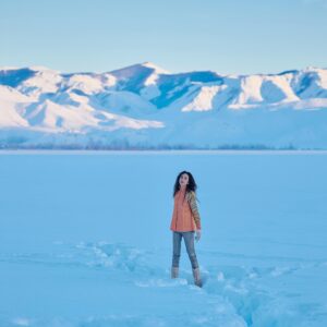 Karen Mok Man-Wai Instagram - 零下三十度在冰湖上跳舞❄️💃

Frozen🧚🏻

🎿 @jackwolfskin
💇‍♀️ @carrcheng
💄 @lingchan_makeup
📸 @janshenphoto

#莫文蔚 #KarenMOK #莫貓Vlog #MokAByeKittyVlog