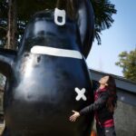 Karen Mok Man-Wai Instagram - 和大家介紹我的兩個新寵兒🐻— 莫家寶貝兒Bao Bear & 自然Nature Love 每次到月熊保護基地都會遇見好陽光☀️ 讓我相信：愛是自然也是奇遇，我們與「寶貝」終會在愛裡再重逢💞 下一個二十年，希望繼續與愛同行🐾​ Come meet the bears! Bao Bear 莫家寶貝兒 & Nature Love 自然 👗 Karen Mok x iHubb 💇‍♀️ @derrick_ng 💄 @lingchan_makeup 📸 @janshenphoto @animalsasia #MoonBears #月熊保護基地 #莫文蔚 #KarenMOK #MokAByeKitty #莫貓寶貝 #莫家寶貝兒 #BaoBear #自然 #NatureLove