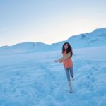 Karen Mok Man-Wai Instagram - 零下三十度在冰湖上跳舞❄️💃 Frozen🧚🏻 🎿 @jackwolfskin 💇‍♀️ @carrcheng 💄 @lingchan_makeup 📸 @janshenphoto #莫文蔚 #KarenMOK #莫貓Vlog #MokAByeKittyVlog