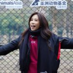 Karen Mok Man-Wai Instagram - 和大家介紹我的兩個新寵兒🐻— 莫家寶貝兒Bao Bear & 自然Nature Love 每次到月熊保護基地都會遇見好陽光☀️ 讓我相信：愛是自然也是奇遇，我們與「寶貝」終會在愛裡再重逢💞 下一個二十年，希望繼續與愛同行🐾​ Come meet the bears! Bao Bear 莫家寶貝兒 & Nature Love 自然 👗 Karen Mok x iHubb 💇‍♀️ @derrick_ng 💄 @lingchan_makeup 📸 @janshenphoto @animalsasia #MoonBears #月熊保護基地 #莫文蔚 #KarenMOK #MokAByeKitty #莫貓寶貝 #莫家寶貝兒 #BaoBear #自然 #NatureLove