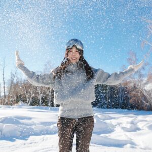 Karen Mok Man-Wai Instagram - 四年一度的這一天，感覺好像賺到了24小時！
用軟綿綿的白雪和冬天說再見❄️

Say goodbye to snowy winter on this special day☃️

💇‍♀️ @carrcheng
💄 @lingchan_makeup
📸 @janshenphoto

#莫文蔚 #KarenMOK #閏年 #莫貓Vlog #MokAByeKittyVlog