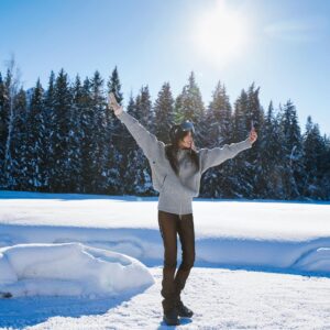 Karen Mok Man-Wai Instagram - 四年一度的這一天，感覺好像賺到了24小時！
用軟綿綿的白雪和冬天說再見❄️

Say goodbye to snowy winter on this special day☃️

💇‍♀️ @carrcheng
💄 @lingchan_makeup
📸 @janshenphoto

#莫文蔚 #KarenMOK #閏年 #莫貓Vlog #MokAByeKittyVlog