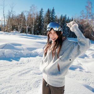 Karen Mok Man-Wai Instagram - 四年一度的這一天，感覺好像賺到了24小時！
用軟綿綿的白雪和冬天說再見❄️

Say goodbye to snowy winter on this special day☃️

💇‍♀️ @carrcheng
💄 @lingchan_makeup
📸 @janshenphoto

#莫文蔚 #KarenMOK #閏年 #莫貓Vlog #MokAByeKittyVlog