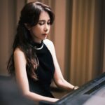 Karen Mok Man-Wai Instagram - 時光荏苒，但願我們對音樂的愛、對生活的愛，每一天都是新的💖 Embracing the fleeting moments, let our love for music and life be a fresh melody every day. 💫 👗 @shiatzychen 💇‍♀️ @carrcheng 💄 @lingchan_makeup 📸 @janshenphoto #莫文蔚 #KarenMOK #piano