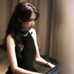 Karen Mok Man-Wai Instagram - 時光荏苒，但願我們對音樂的愛、對生活的愛，每一天都是新的💖 Embracing the fleeting moments, let our love for music and life be a fresh melody every day. 💫 👗 @shiatzychen 💇‍♀️ @carrcheng 💄 @lingchan_makeup 📸 @janshenphoto #莫文蔚 #KarenMOK #piano