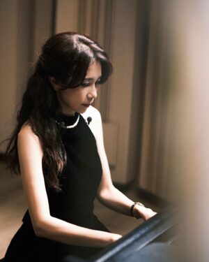 Karen Mok Man-Wai Instagram - 時光荏苒，但願我們對音樂的愛、對生活的愛，每一天都是新的💖

Embracing the fleeting moments, let our love for music and life be a fresh melody every day. 💫

👗 @shiatzychen
💇‍♀️ @carrcheng
💄 @lingchan_makeup
📸 @janshenphoto

#莫文蔚 #KarenMOK #piano