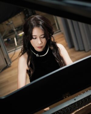 Karen Mok Man-Wai Instagram - 時光荏苒，但願我們對音樂的愛、對生活的愛，每一天都是新的💖

Embracing the fleeting moments, let our love for music and life be a fresh melody every day. 💫

👗 @shiatzychen
💇‍♀️ @carrcheng
💄 @lingchan_makeup
📸 @janshenphoto

#莫文蔚 #KarenMOK #piano