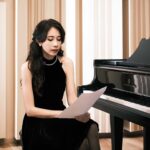 Karen Mok Man-Wai Instagram - 時光荏苒，但願我們對音樂的愛、對生活的愛，每一天都是新的💖 Embracing the fleeting moments, let our love for music and life be a fresh melody every day. 💫 👗 @shiatzychen 💇‍♀️ @carrcheng 💄 @lingchan_makeup 📸 @janshenphoto #莫文蔚 #KarenMOK #piano