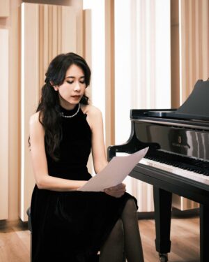 Karen Mok Man-Wai Instagram - 時光荏苒，但願我們對音樂的愛、對生活的愛，每一天都是新的💖

Embracing the fleeting moments, let our love for music and life be a fresh melody every day. 💫

👗 @shiatzychen
💇‍♀️ @carrcheng
💄 @lingchan_makeup
📸 @janshenphoto

#莫文蔚 #KarenMOK #piano