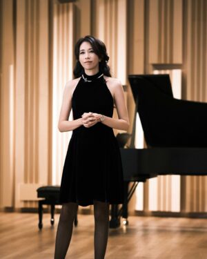 Karen Mok Man-Wai Instagram - 時光荏苒，但願我們對音樂的愛、對生活的愛，每一天都是新的💖

Embracing the fleeting moments, let our love for music and life be a fresh melody every day. 💫

👗 @shiatzychen
💇‍♀️ @carrcheng
💄 @lingchan_makeup
📸 @janshenphoto

#莫文蔚 #KarenMOK #piano