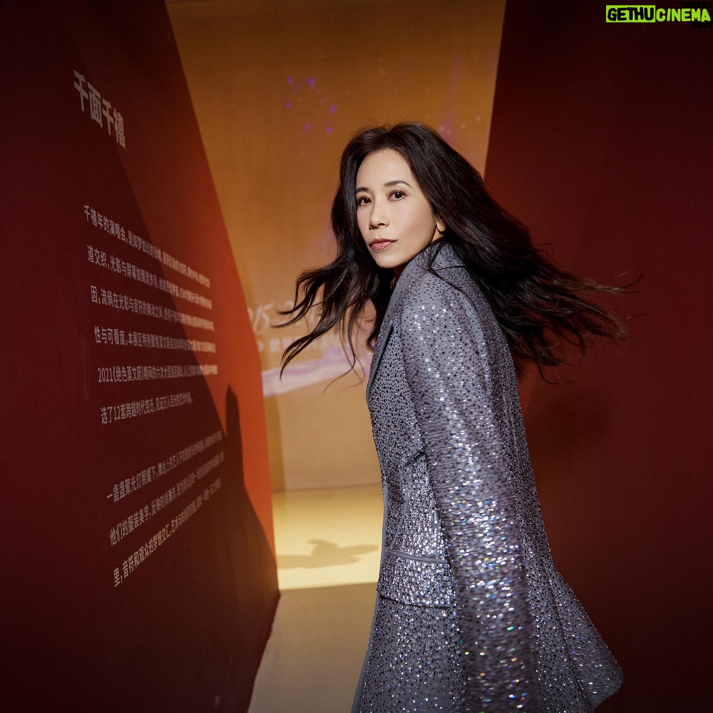Karen Mok Man-Wai Instagram - 莫后光年終於來到成都✌️ 這次展期超~級~長~沒理由再錯過了吧😉 行程趕緊安排起來!一起打卡 #莫后光年成都站 📸 【時尚迴響|Melody of Style — 《嘉人 Marie Claire》千禧風尚大展】 【Reign of MOKnificence 莫后.光年 概念展中展】 📅 日期:2024 Jan 31 ~ 2024 May 6 📌 地點:成都市錦江區中紗帽街8號 成都太古里1113C號 Reign of MOKnificence coming to Chengdu🌶️ Visit us from Jan 31 to May 06 at TaikooLi Chengdu💫 👗 @ermannoscervino 💇♀️ @derrick_ng 💄 @lingchan_makeup 📸 @janshenphoto #莫后光年#moknificence #MOK30 #MokAByeKitty #KarenMOK #莫文蔚 #莫貓寶貝 #MarieClaire #嘉人時尚迴響大展 #千禧風尚大展 #成都太古里 #chengdu #ReignofMOKnificence