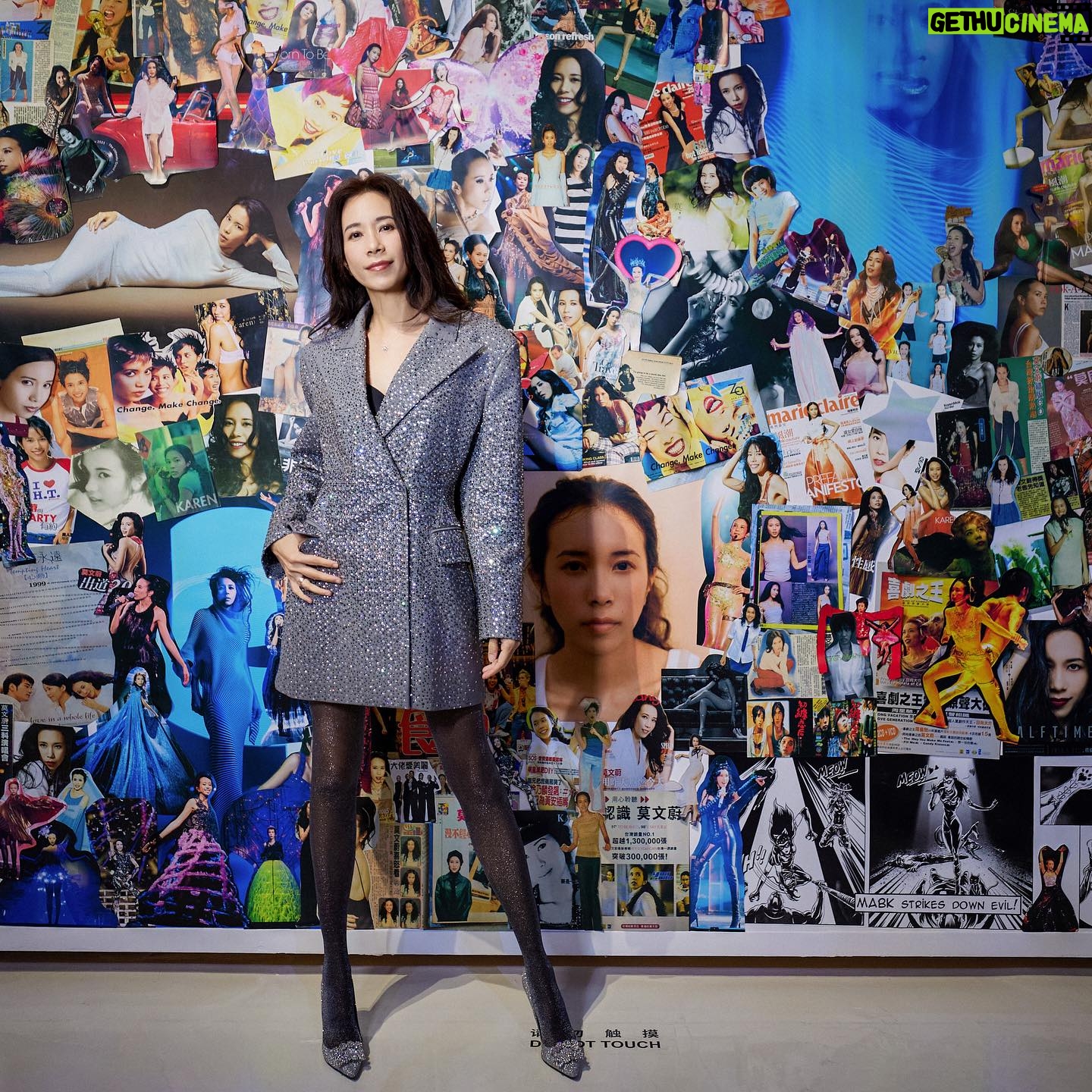 Karen Mok Man-Wai Instagram - 莫后光年終於來到成都✌️ 這次展期超~級~長~沒理由再錯過了吧😉 行程趕緊安排起來!一起打卡 #莫后光年成都站 📸 【時尚迴響|Melody of Style — 《嘉人 Marie Claire》千禧風尚大展】 【Reign of MOKnificence 莫后.光年 概念展中展】 📅 日期:2024 Jan 31 ~ 2024 May 6 📌 地點:成都市錦江區中紗帽街8號 成都太古里1113C號 Reign of MOKnificence coming to Chengdu🌶️ Visit us from Jan 31 to May 06 at TaikooLi Chengdu💫 👗 @ermannoscervino 💇♀️ @derrick_ng 💄 @lingchan_makeup 📸 @janshenphoto #莫后光年#moknificence #MOK30 #MokAByeKitty #KarenMOK #莫文蔚 #莫貓寶貝 #MarieClaire #嘉人時尚迴響大展 #千禧風尚大展 #成都太古里 #chengdu #ReignofMOKnificence