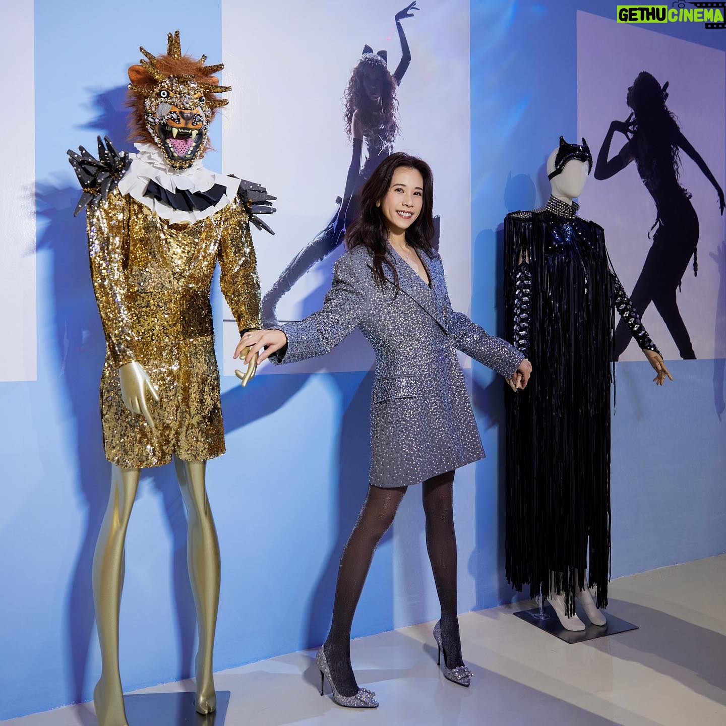 Karen Mok Man-Wai Instagram - 莫后光年終於來到成都✌️ 這次展期超~級~長~沒理由再錯過了吧😉 行程趕緊安排起來!一起打卡 #莫后光年成都站 📸 【時尚迴響|Melody of Style — 《嘉人 Marie Claire》千禧風尚大展】 【Reign of MOKnificence 莫后.光年 概念展中展】 📅 日期:2024 Jan 31 ~ 2024 May 6 📌 地點:成都市錦江區中紗帽街8號 成都太古里1113C號 Reign of MOKnificence coming to Chengdu🌶️ Visit us from Jan 31 to May 06 at TaikooLi Chengdu💫 👗 @ermannoscervino 💇♀️ @derrick_ng 💄 @lingchan_makeup 📸 @janshenphoto #莫后光年#moknificence #MOK30 #MokAByeKitty #KarenMOK #莫文蔚 #莫貓寶貝 #MarieClaire #嘉人時尚迴響大展 #千禧風尚大展 #成都太古里 #chengdu #ReignofMOKnificence