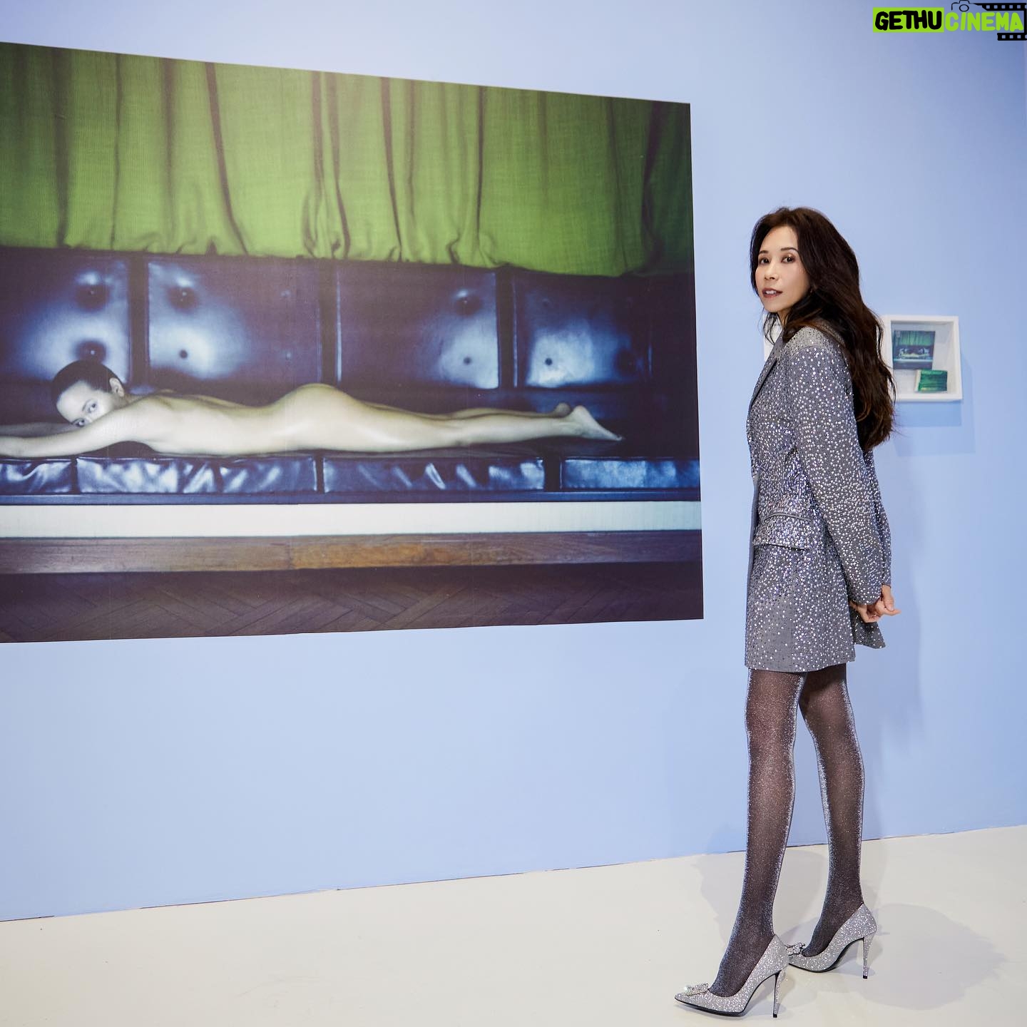 Karen Mok Man-Wai Instagram - 莫后光年終於來到成都✌️ 這次展期超~級~長~沒理由再錯過了吧😉 行程趕緊安排起來!一起打卡 #莫后光年成都站 📸 【時尚迴響|Melody of Style — 《嘉人 Marie Claire》千禧風尚大展】 【Reign of MOKnificence 莫后.光年 概念展中展】 📅 日期:2024 Jan 31 ~ 2024 May 6 📌 地點:成都市錦江區中紗帽街8號 成都太古里1113C號 Reign of MOKnificence coming to Chengdu🌶️ Visit us from Jan 31 to May 06 at TaikooLi Chengdu💫 👗 @ermannoscervino 💇♀️ @derrick_ng 💄 @lingchan_makeup 📸 @janshenphoto #莫后光年#moknificence #MOK30 #MokAByeKitty #KarenMOK #莫文蔚 #莫貓寶貝 #MarieClaire #嘉人時尚迴響大展 #千禧風尚大展 #成都太古里 #chengdu #ReignofMOKnificence