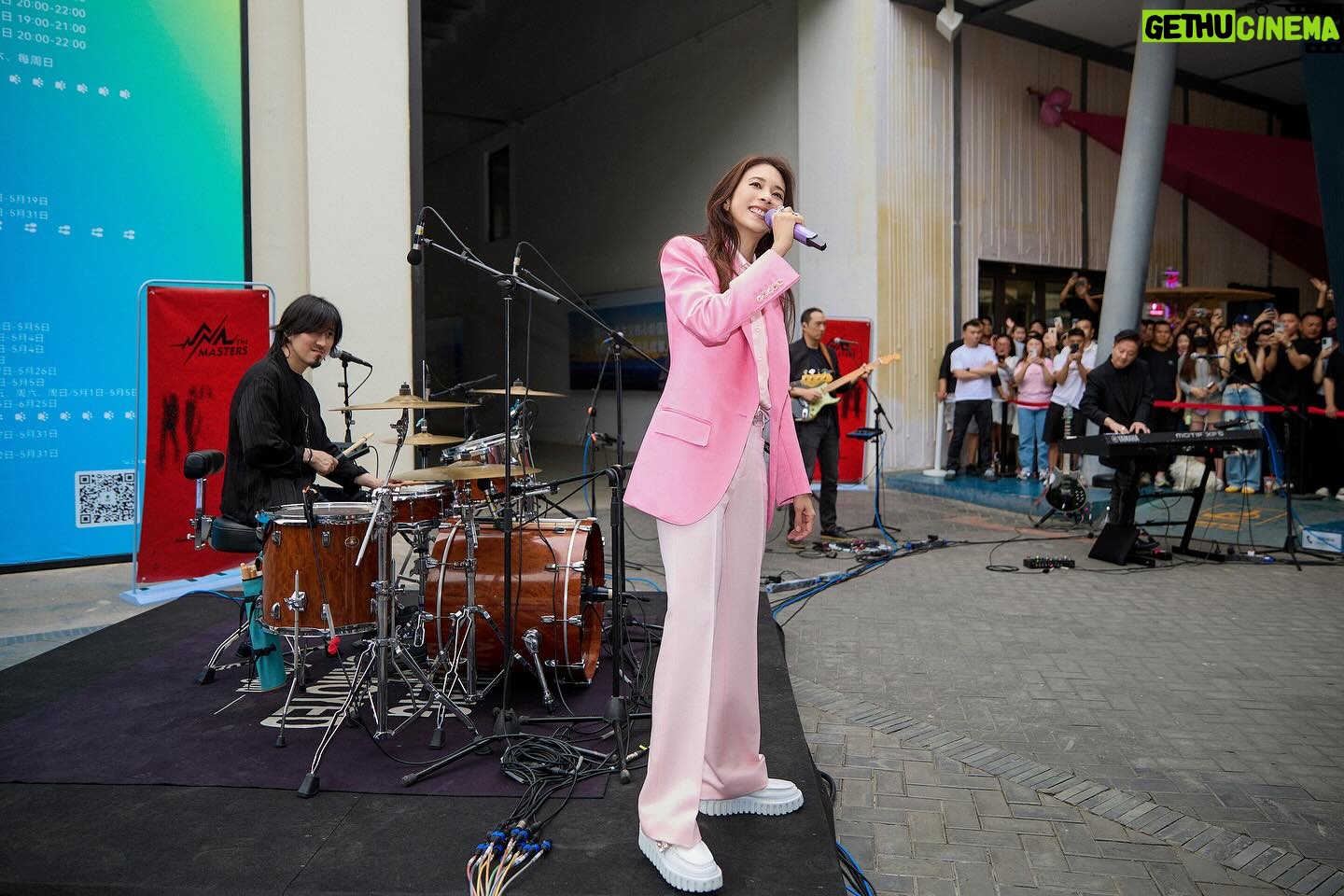 Karen Mok Man-Wai Instagram - 《豹變》首唱 with The Masters!
@terrychan808 @araiz @jamesjhl & @lawrencekumusic
Great times! 🎉 Check out my new toy - the electric Guzheng! Karen: 👗: @tomford ⛓️: @boucheron 👠: @rogervivier 💇♀️: @carrcheng 💄: @lingchan_makeup 📸: @janshenphoto Styling by @alvingoh The Masters: @lanecrawford #古箏 #flashmob #豹變#somethingbig #thebigbigshow #themasters #鳥巢 #莫文蔚 #KarenMOK