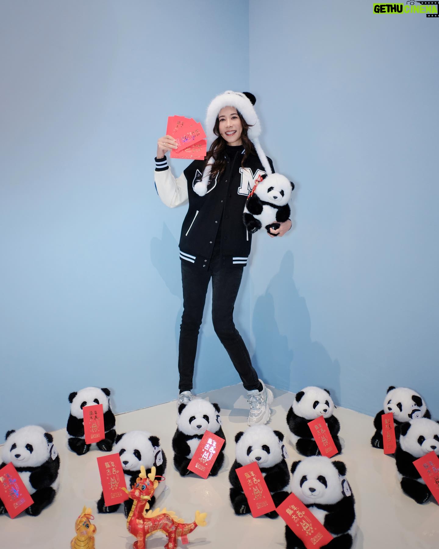 Karen Mok Man-Wai Instagram - 迎財神🧧財源滾滾💰 it‘s time to focus and get back to work! 💪🏼 Wishing everyone a prosperous start to the year.🎉💰 👗 Mok-A-Bye Kitty Comics Baseball Jacket 💇♀️ @derrick_ng 💄 @lingchan_makeup 📸 @janshenphoto #莫文蔚 #KarenMOK #莫貓寶貝來拜年 #新年快樂 #龍年行大運 #龍年大吉 #LunarNewYear #YearoftheDragon