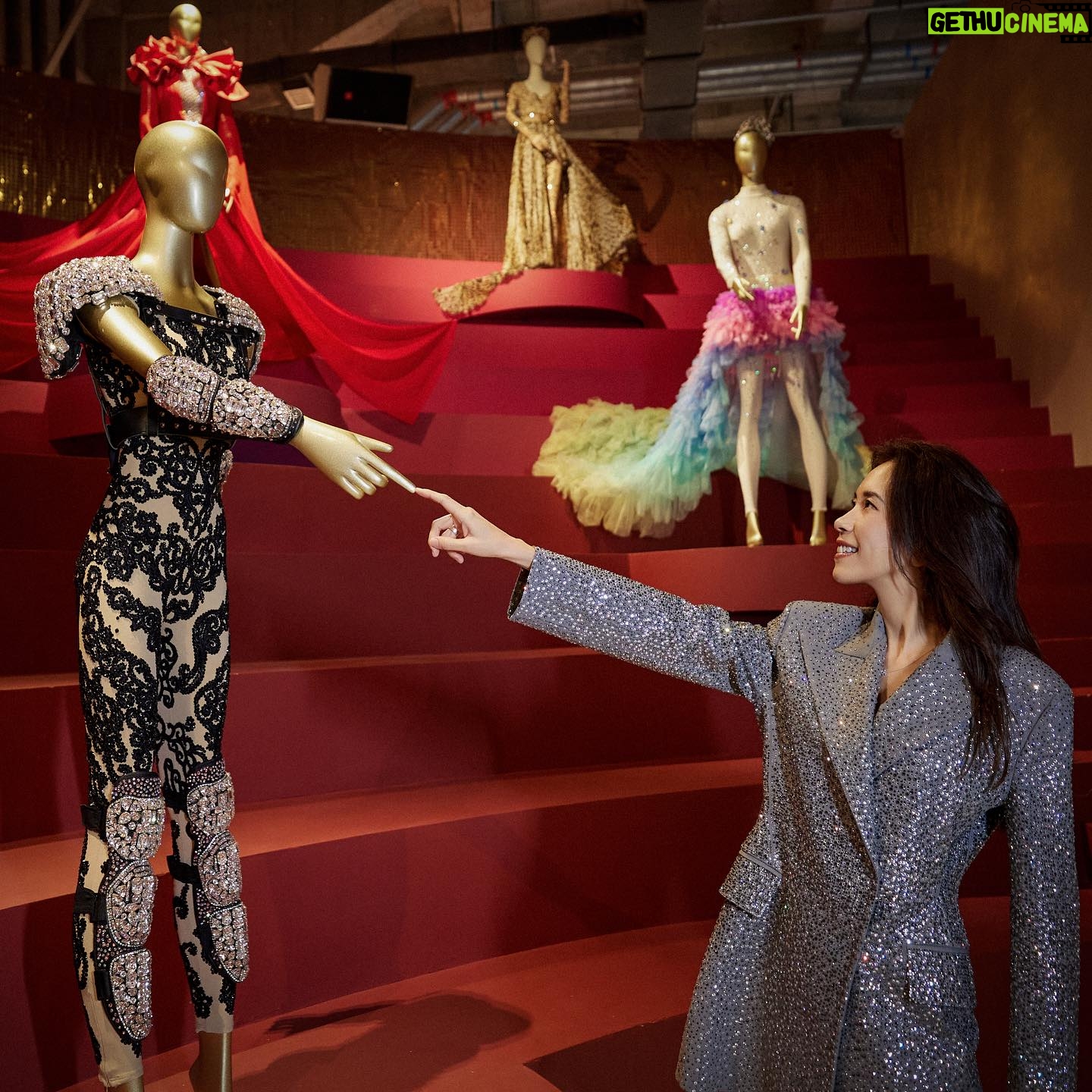 Karen Mok Man-Wai Instagram - 莫后光年終於來到成都✌️ 這次展期超~級~長~沒理由再錯過了吧😉 行程趕緊安排起來!一起打卡 #莫后光年成都站 📸 【時尚迴響|Melody of Style — 《嘉人 Marie Claire》千禧風尚大展】 【Reign of MOKnificence 莫后.光年 概念展中展】 📅 日期:2024 Jan 31 ~ 2024 May 6 📌 地點:成都市錦江區中紗帽街8號 成都太古里1113C號 Reign of MOKnificence coming to Chengdu🌶️ Visit us from Jan 31 to May 06 at TaikooLi Chengdu💫 👗 @ermannoscervino 💇♀️ @derrick_ng 💄 @lingchan_makeup 📸 @janshenphoto #莫后光年#moknificence #MOK30 #MokAByeKitty #KarenMOK #莫文蔚 #莫貓寶貝 #MarieClaire #嘉人時尚迴響大展 #千禧風尚大展 #成都太古里 #chengdu #ReignofMOKnificence