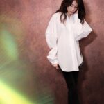 Karen Mok Man-Wai Instagram - 最新單曲〈被我弄丟的你〉 這個春天最不想弄丟的好歌🎶 你聽了嗎？ 🎧聽歌 🎬看MV 👉點擊主頁連結 New single “I Miss You” OUT NOW💭 MV & Music Link in bio🔗 #被我弄丟的你 #莫式情歌 #莫文蔚 #KarenMOK #NewRelease