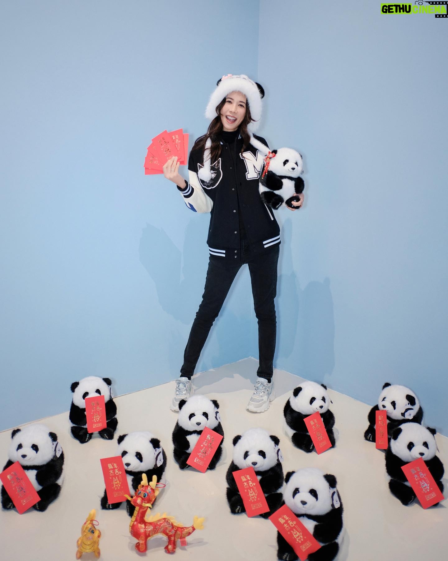 Karen Mok Man-Wai Instagram - 迎財神🧧財源滾滾💰 it‘s time to focus and get back to work! 💪🏼 Wishing everyone a prosperous start to the year.🎉💰 👗 Mok-A-Bye Kitty Comics Baseball Jacket 💇♀️ @derrick_ng 💄 @lingchan_makeup 📸 @janshenphoto #莫文蔚 #KarenMOK #莫貓寶貝來拜年 #新年快樂 #龍年行大運 #龍年大吉 #LunarNewYear #YearoftheDragon