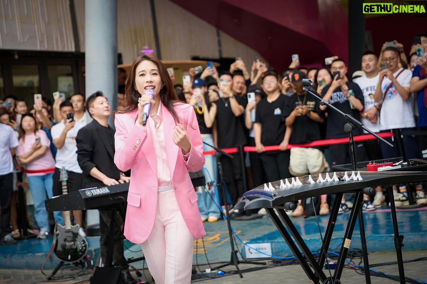 Karen Mok Man-Wai Instagram - 《豹變》首唱 with The Masters!
@terrychan808 @araiz @jamesjhl & @lawrencekumusic
Great times! 🎉 Check out my new toy - the electric Guzheng! Karen: 👗: @tomford ⛓️: @boucheron 👠: @rogervivier 💇♀️: @carrcheng 💄: @lingchan_makeup 📸: @janshenphoto Styling by @alvingoh The Masters: @lanecrawford #古箏 #flashmob #豹變#somethingbig #thebigbigshow #themasters #鳥巢 #莫文蔚 #KarenMOK