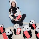 Karen Mok Man-Wai Instagram - 迎財神🧧財源滾滾💰 it‘s time to focus and get back to work! 💪🏼 Wishing everyone a prosperous start to the year.🎉💰 👗 Mok-A-Bye Kitty Comics Baseball Jacket 💇‍♀️ @derrick_ng 💄 @lingchan_makeup 📸 @janshenphoto #莫文蔚 #KarenMOK #莫貓寶貝來拜年 #新年快樂 #龍年行大運 #龍年大吉 #LunarNewYear #YearoftheDragon